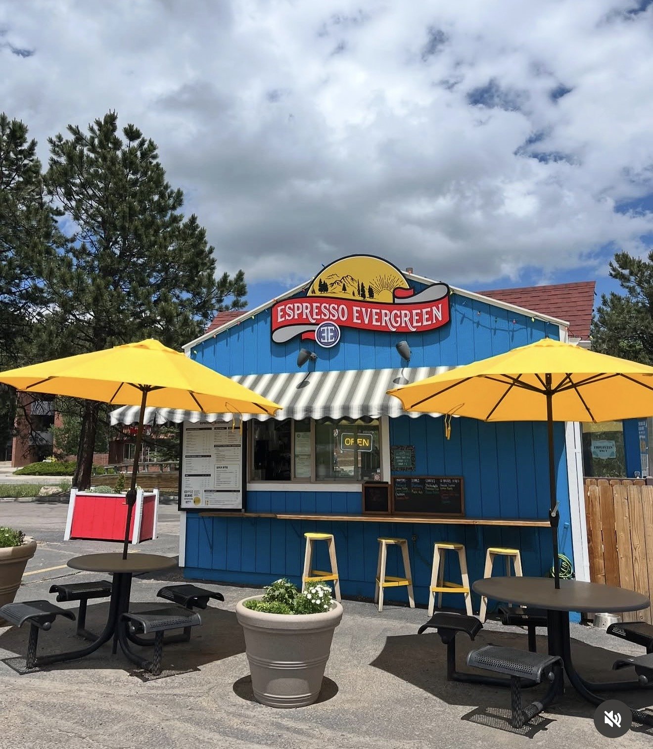 The blue and red Espresso Evergreen drive-thru stand on Evergreen Parkway